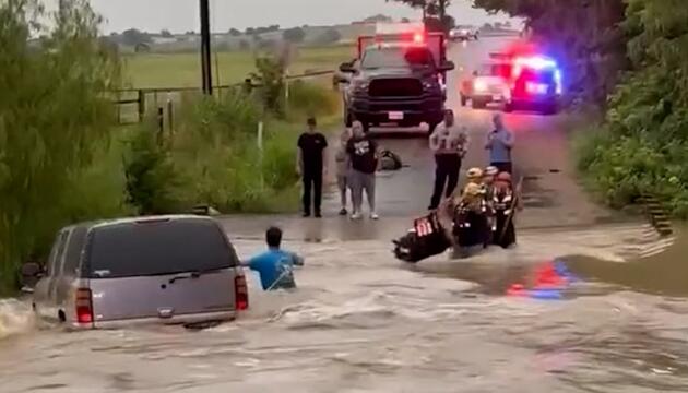 KORREKTUR! Texas: Mann wird aus reißendem Fluss gerettet