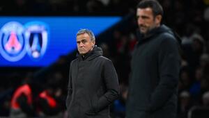 PSG-Trainer Luis Enrique (L) fand das 0:1-Ergebnis seiner Mannschaft gegen FC Paris "bizarr". 