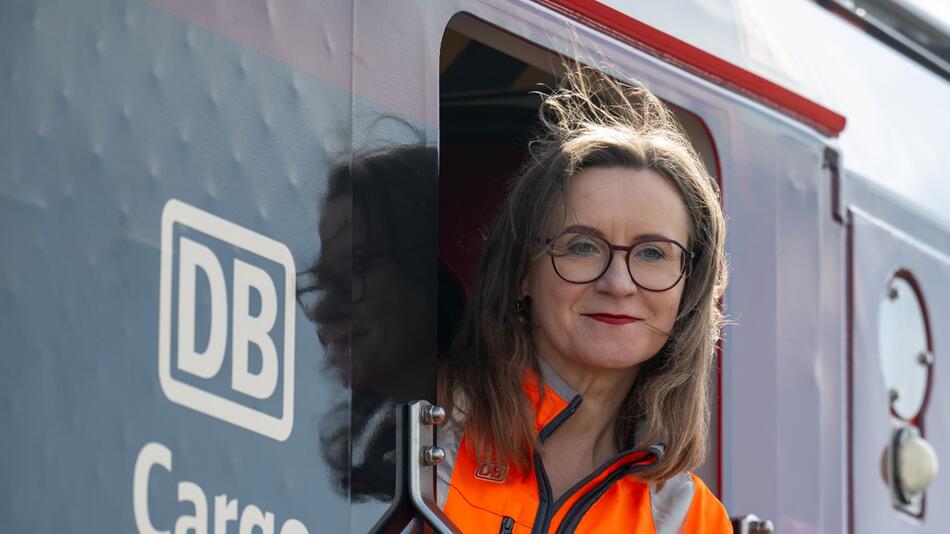 Konzernchefin Sigrid Nikutta auf einer Lok der DB Cargo