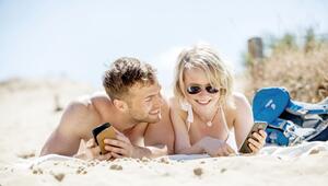 Ein Paar liegt am Strand