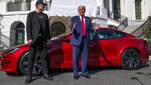 US-Präsident Donald Trump (r) und Tesla-CEO Elon Musk
