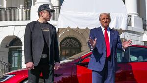 US-Präsident Donald Trump (r) und Tesla-CEO Elon Musk