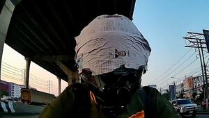 Blindflug: Zeitung trifft Motorradfahrer – Mann reagiert sensationell