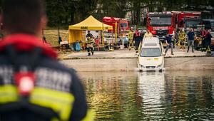 ADAC testet das Sinkverhalten von E-Auto und Verbrenner-Pkw