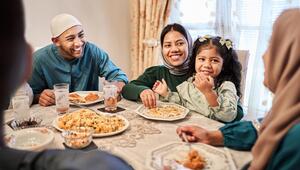 Foto einer muslimischen Familie beim Abendessen während des Ramadan.