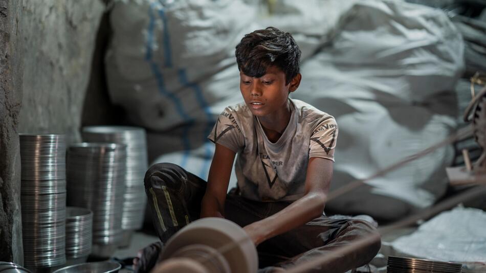 Ein Junge aus Bangladesch bei seiner Arbeit in einer Fabrik.