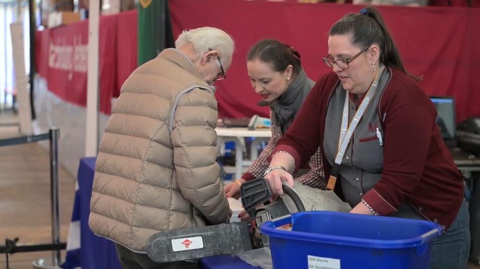 Armband bis Kettensäge - Flughafen München versteigert Fundsachen