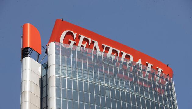Werbeschild auf Hochhaus in Mailand umgestürzt