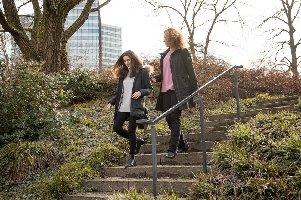 Zwei Frauen spazieren im Park