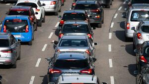 Autos stehen auf einer Autobahn im Stau