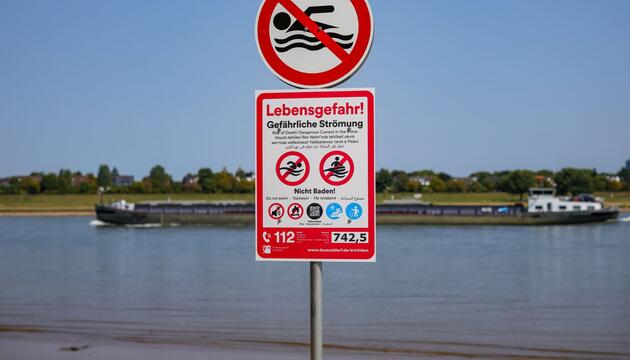 Warnhinweise am Rheinufer