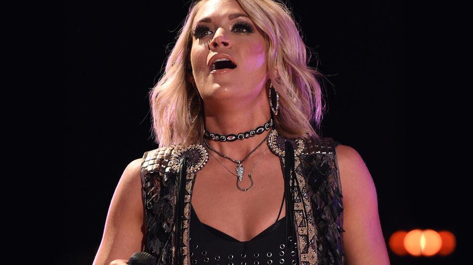 Carrie Underwood, Knie, Konzert