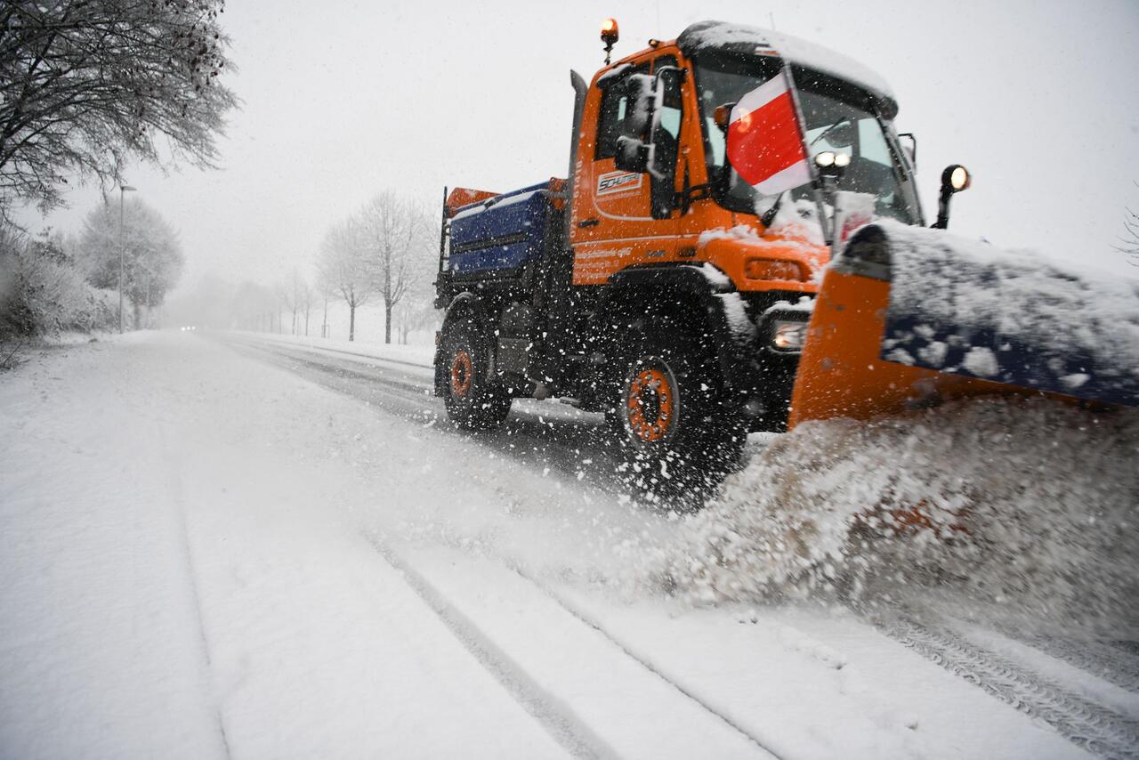 Bild zu Neuschnee verursacht Verkehrsbehinderungen