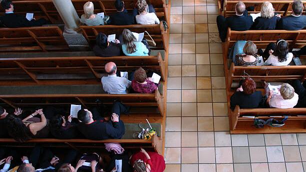 Bei einem Gottesdienst sitzen die Gläubigen in den Bänken.