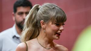 Taylor Swift bei einem Spiel der Kansas City Chiefs im Arrowhead Stadium mit glitzernden Fake ...