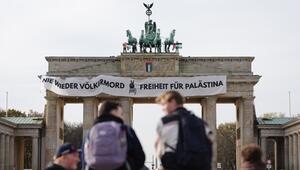 Pro-Palästina-Demonstranten klettern auf Brandenburger Tor