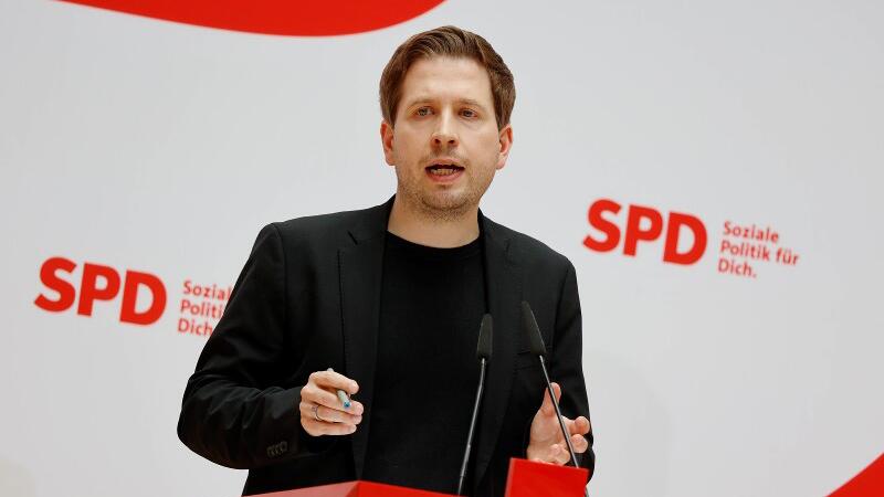 Kevin Kühnert (SPD) hält eine Rede.