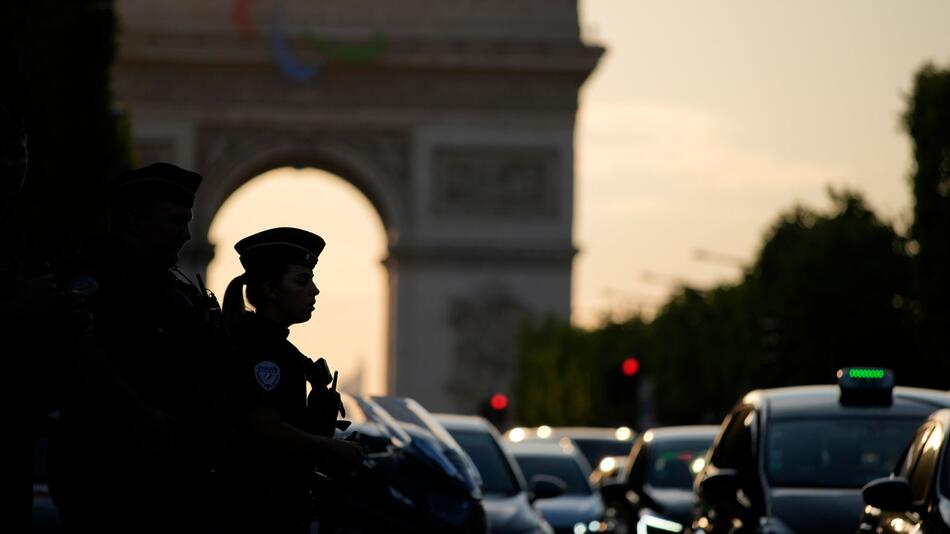 Messerattacke auf Polizisten nahe Pariser Champs-Élysées