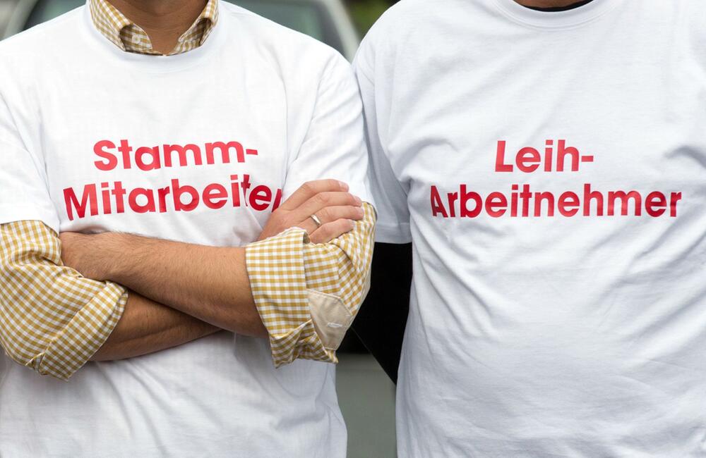 Aufschrift Stammmitarbeiter und Leiharbeitnehmer auf T-Shirts