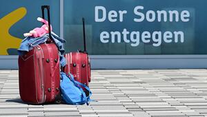 Gepackte Koffer stehen vor dem Terminal des Kassel-Airports
