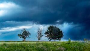 Dunkle Gewitterwolken verdunkeln den Himmel am späten Nachmittag über Deutschland