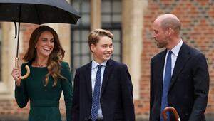 Prinz George (M.) mit Prinzessin Kate und Prinz William an seinem ersten Schultag am Eton College.