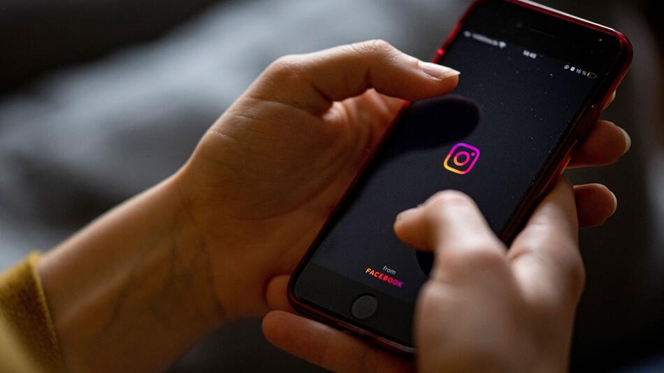 Das Logo der App Instagram ist auf einem Smartphone zu sehen