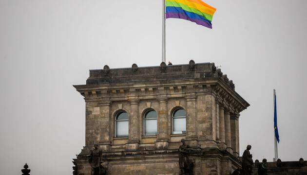 Regenbogenfahne auf dem Reichstagsgebäude