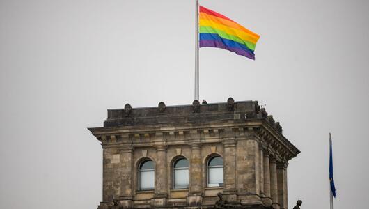 Regenbogenfahne auf dem Reichstagsgebäude