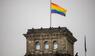 Regenbogenfahne auf dem Reichstagsgebäude
