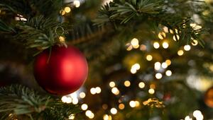 Christbaumkugel am Weihnachtsbaum