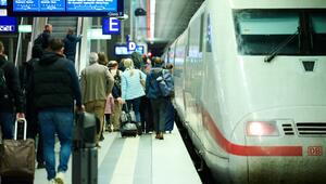 Fahrgäste im Berliner Hauptbahnhof