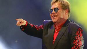 Elton John soll auf Sizilien bei der Hochzeit von Dua Lipa aufgetreten sein.