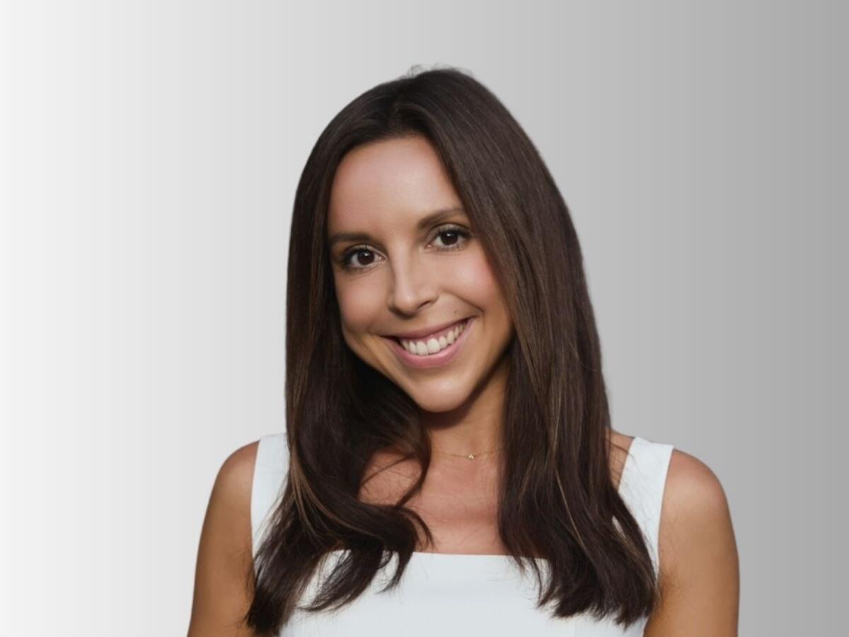 Kokrak qafasidagi ayolning qinidan juda kop moylar ajralib chiqdi