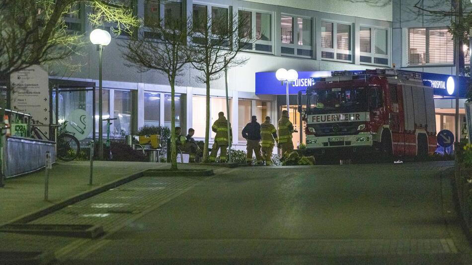 Einsatzfahrzeug der Feuerwehr steht vor dem Luisenkrankenhaus Aachen