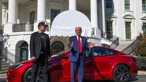 US-Präsident Donald Trump (r) und Tesla-CEO Elon Musk