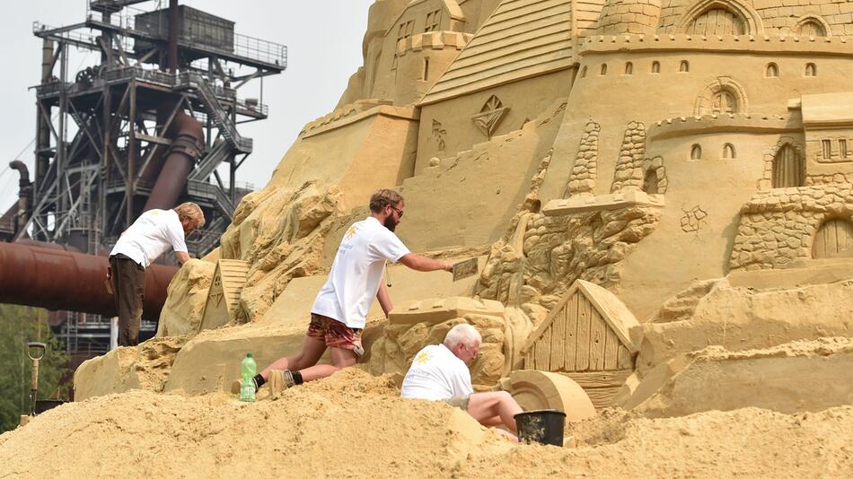 Künstler arbeiten an der größten Sandburg der Welt