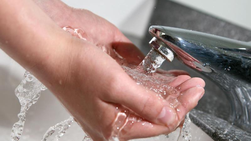 Klares Wasser zur Intimpflege