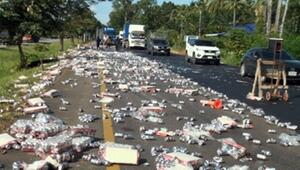 In Thailand verliert ein Lastwagen einen Haufen Dosen und Flaschen.