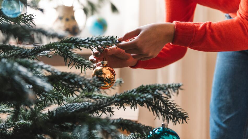 Weihnachtsbaum abschmücken