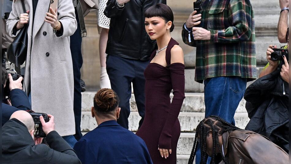 Zendaya meistert das Blitzlichtgewitter in Paris.