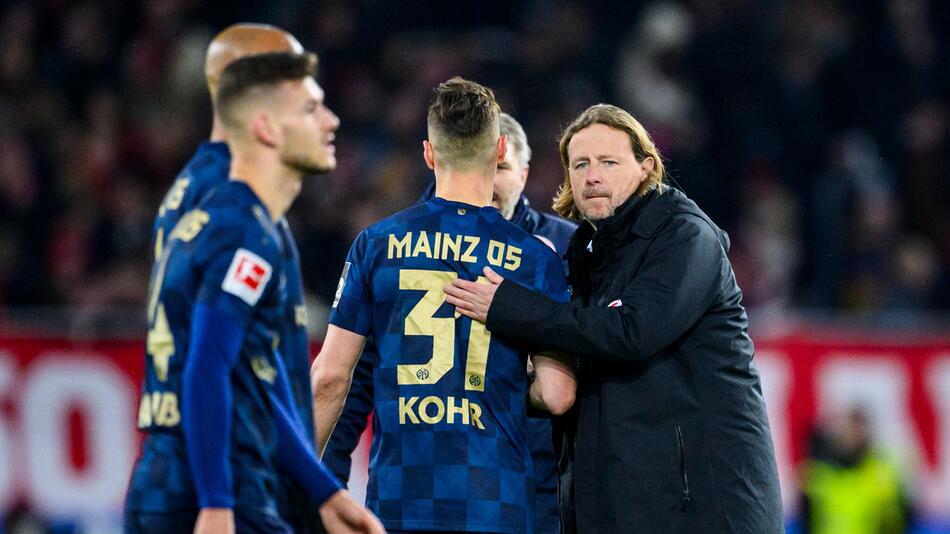 Mainz' Trainer Bo Henriksen klatscht nach dem Spiel in Freiburg mit Dominik Kohr ab