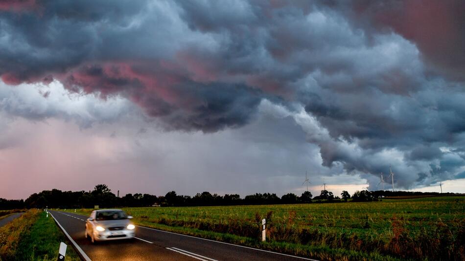 Ein Auto fährt bei Unwetter