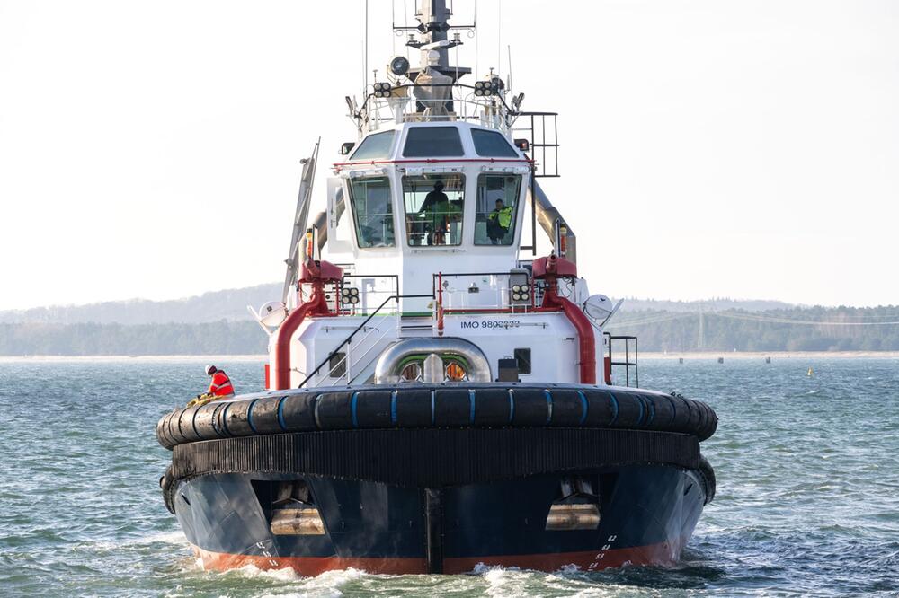 Schlepper "VB Luca" im Hafen Mukran