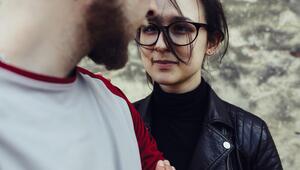 Junges Paar, sie hält ihn am Arm fest