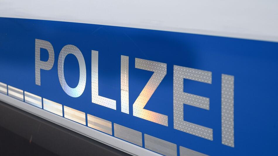 Der Polizei-Schriftzug auf einem Einsatzwagen.