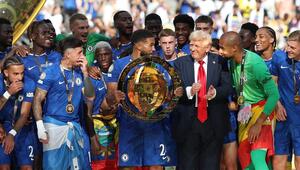 Verwunderung bei den siegreichen Chelsea-Profis: Donald Trump (vorne, 2. v. r.) will das Podest ...