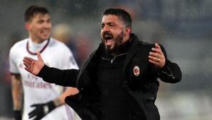 Gattuso ruft an der Seitenlinie des AC Mailand Anweisungen.