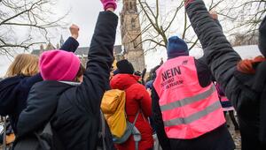 Teilnehmerinnen eines Tanz-Flashmob in Magdeburg.