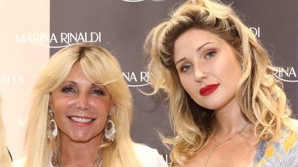 Pamela Bach und ihre Tochter Taylor Hasselhoff-Fiore bei einer Veranstaltung.